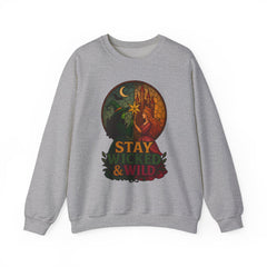 Stay Wicked And Wild sweatshirt | Heks og prinsesse i farvet glas, rund hals | Magisk heksesweater | Æstetisk efterårshættetrøje med hætte, gave