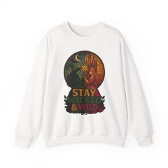 Stay Wicked And Wild sweatshirt | Heks og prinsesse i farvet glas, rund hals | Magisk heksesweater | Æstetisk efterårshættetrøje med hætte, gave