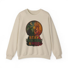 Stay Wicked And Wild sweatshirt | Heks og prinsesse i farvet glas, rund hals | Magisk heksesweater | Æstetisk efterårshættetrøje med hætte, gave