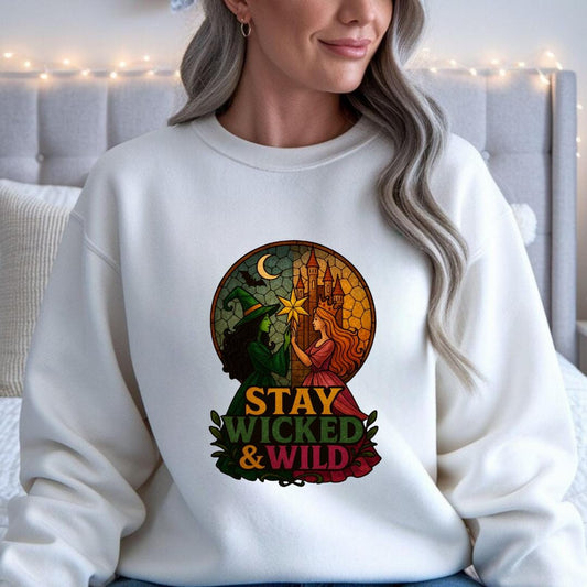 Stay Wicked And Wild sweatshirt | Heks og prinsesse i farvet glas, rund hals | Magisk heksesweater | Æstetisk efterårshættetrøje med hætte, gave